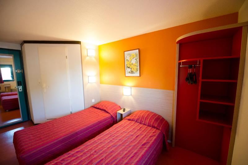Twin Room image 2