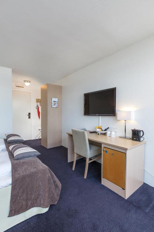 Standard Twin Room image 2