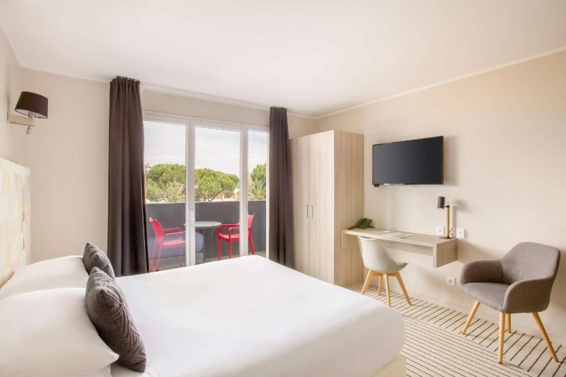 Deluxe King Room with Balcony and Sea View - Non-Smoking image 1