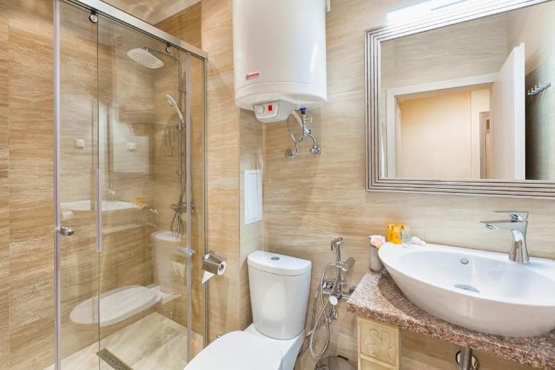 Double Room with Balcony image 4
