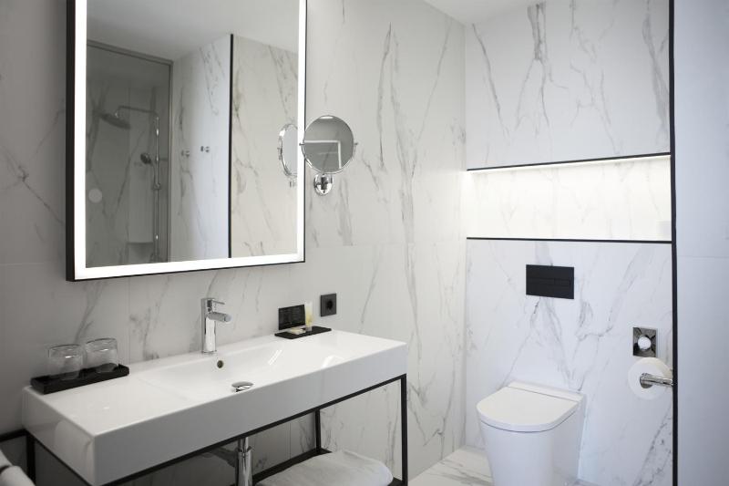 Deluxe King Room image 4