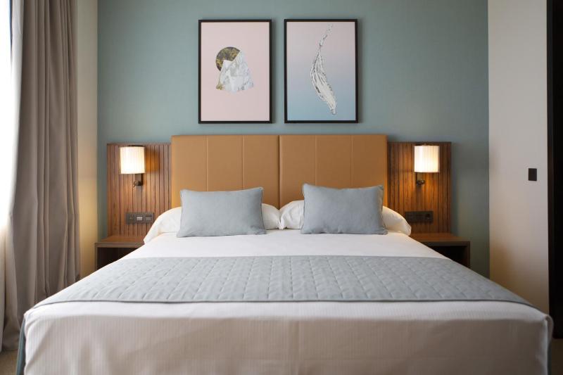 Deluxe King Room image 3