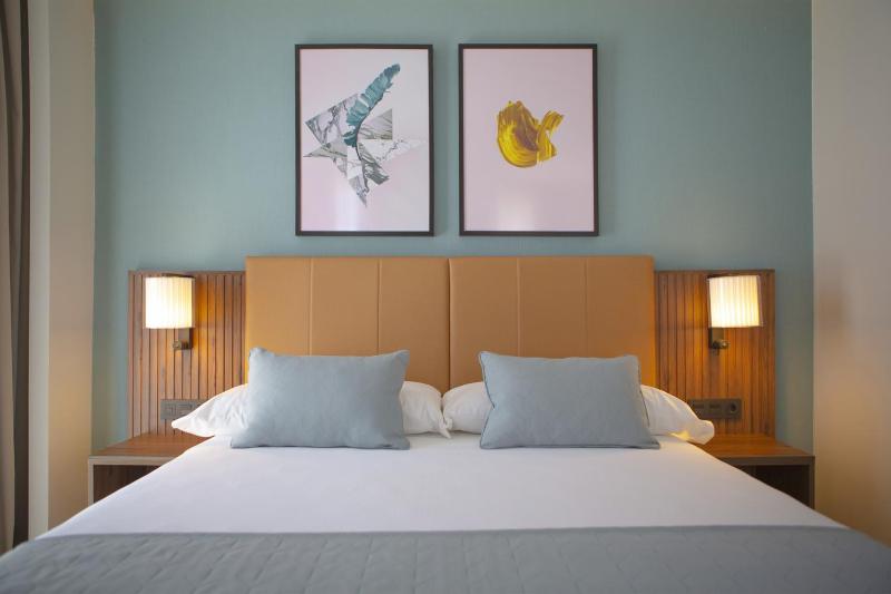 Deluxe Superior King Room with Terrace image 4