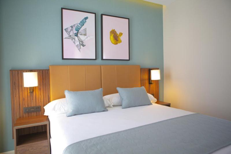 Deluxe Superior King Room with Terrace image 3