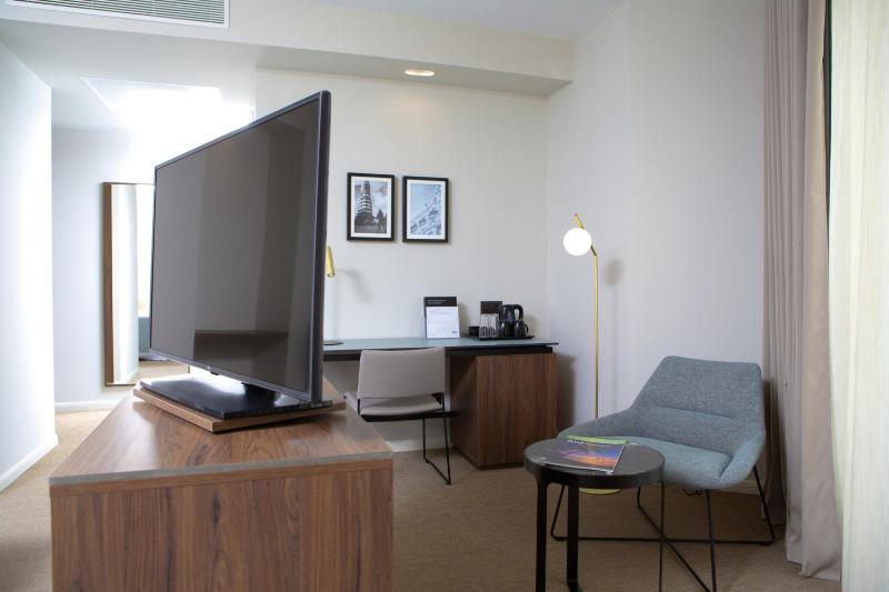 Deluxe King Room with Terrace image 3