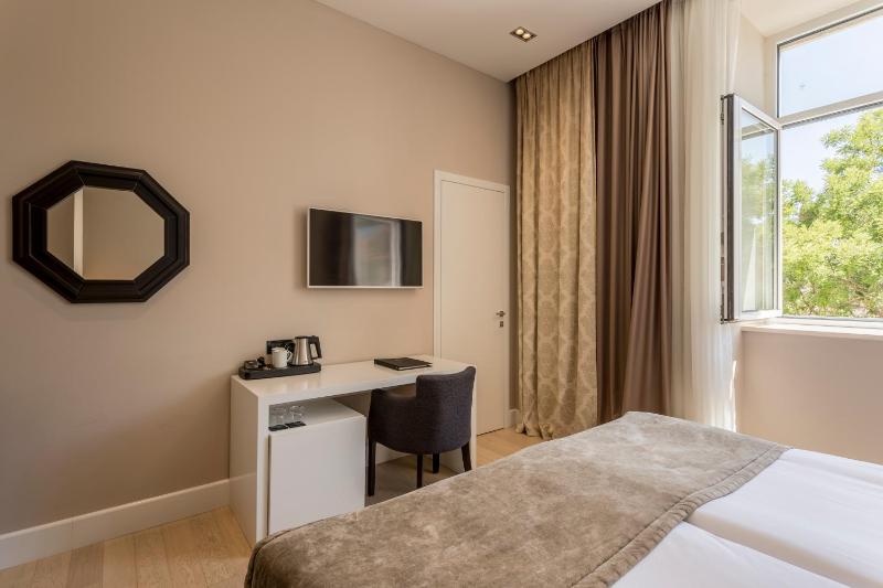 Superior Double Room with City View image 2