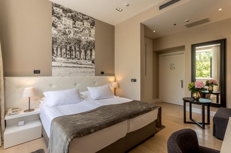 Superior Double Room with City View image 3