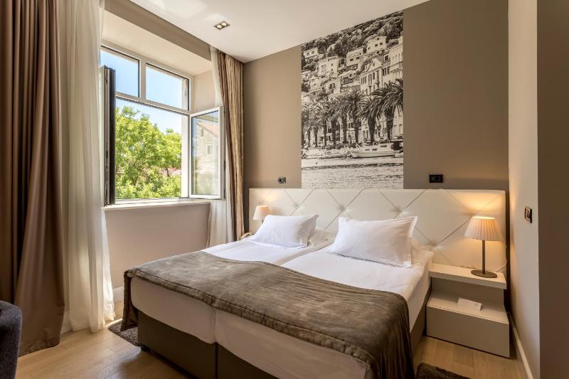 Superior Double Room with City View image 4