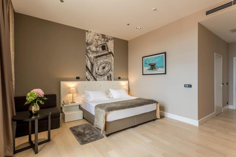 Deluxe King Room with City View image 1