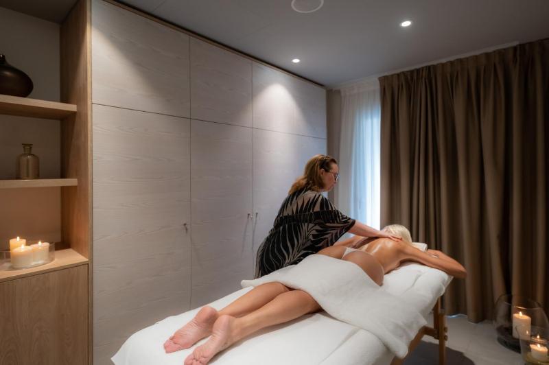 International Beach Hotel - image 19