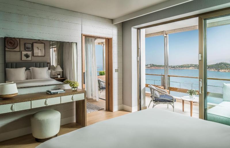 Junior King Suite with Arion Sea View image 4