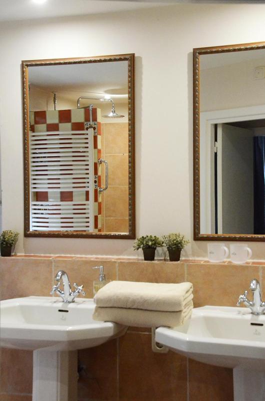 Triple Room with Private Bathroom image 4