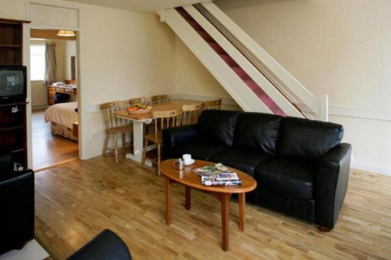 Three-Bedroom Cottage image 4