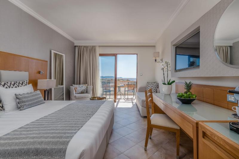 Superior Double Room with Sea View image 3