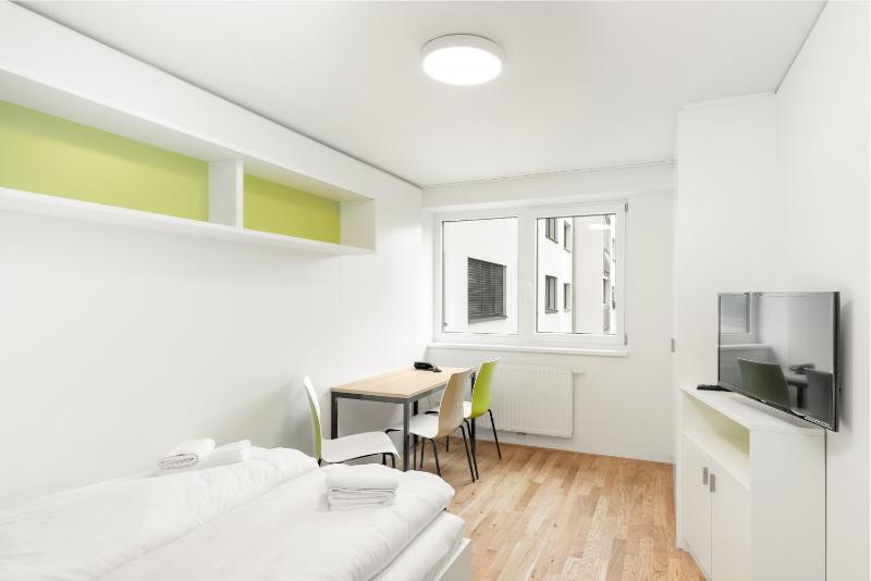 Double Room image 4