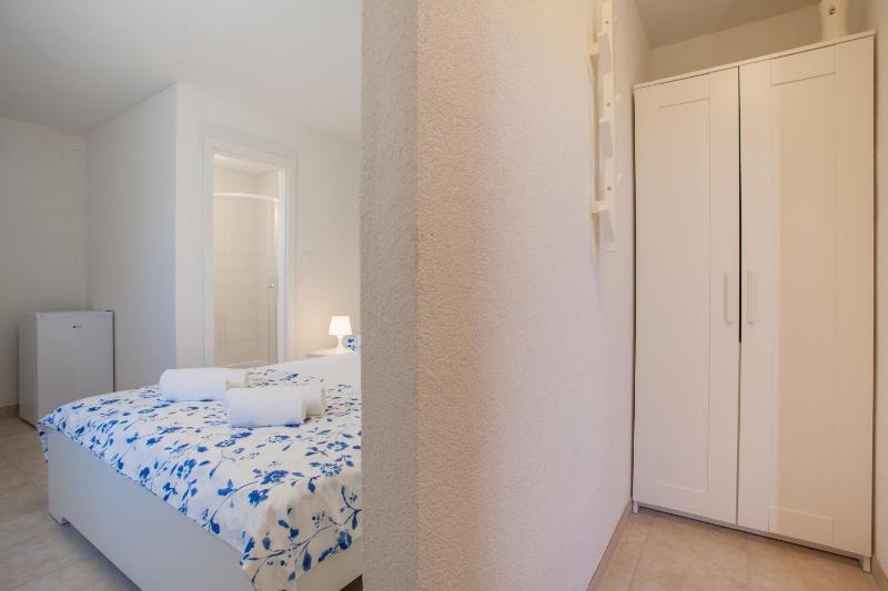 Standard King Room image 2