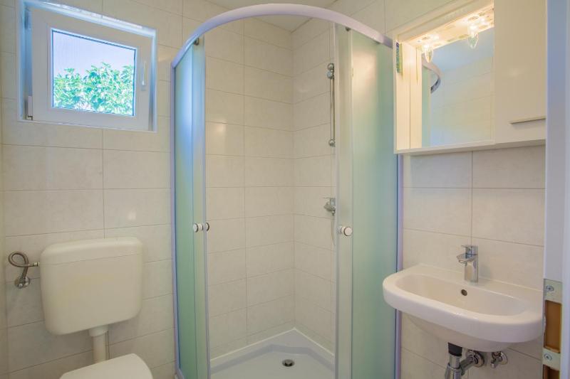 Standard King Room image 4