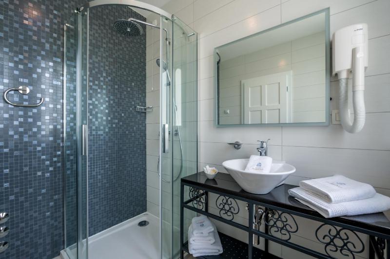 Standard Single Room with Street View image 4