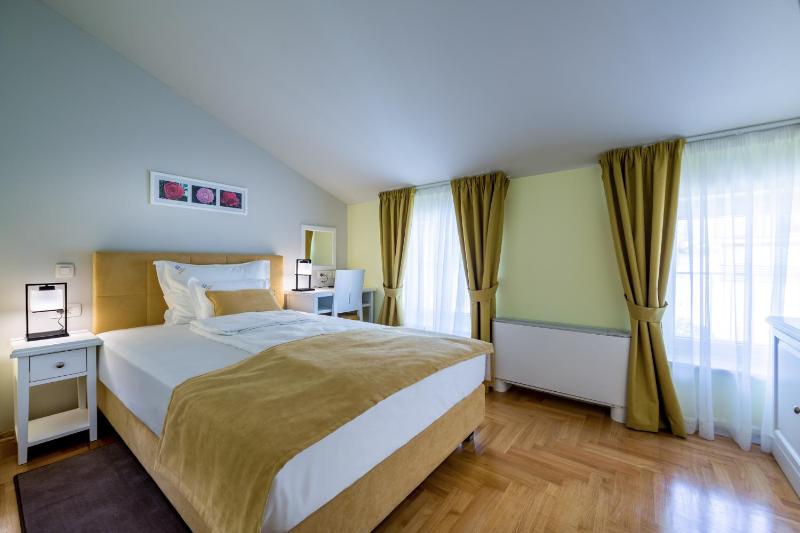 Standard Single Room with Street View image 1