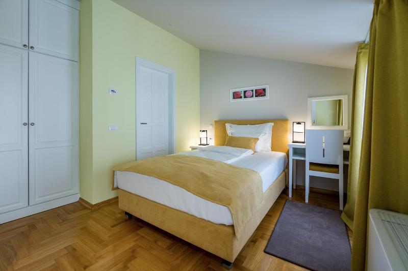 Standard Single Room with Street View image 3