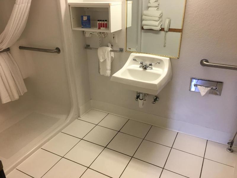 Queen Room - Disability Access/Non-Smoking image 2