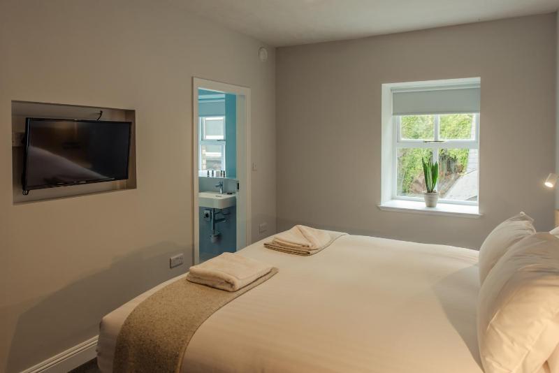 Deluxe Three-Bedroom Apartment with Stair Access Only image 4