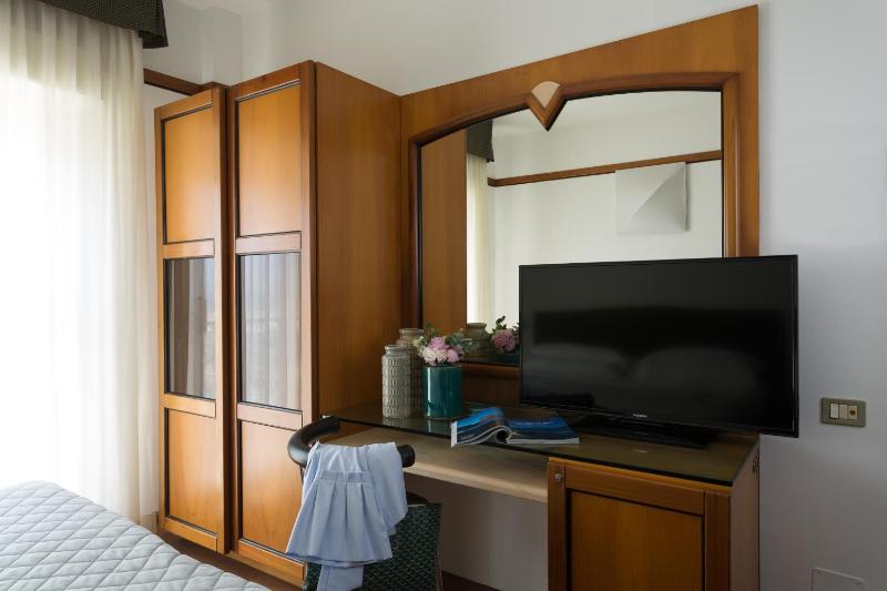 Superior Triple Room image 2