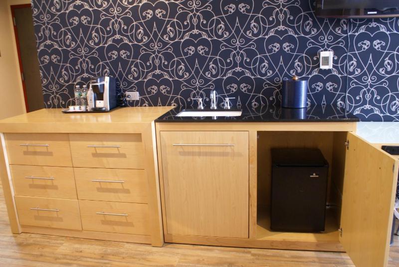 Premium Family Room image 4