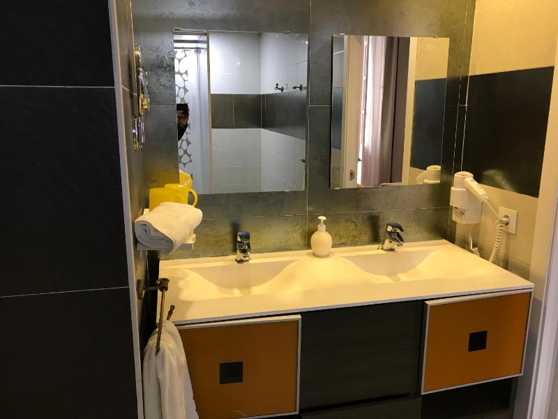 Junior Suite with Balcony image 4