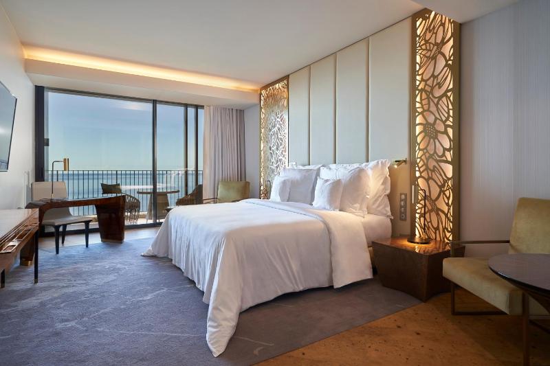 Deluxe Double Room with Sea View image 2