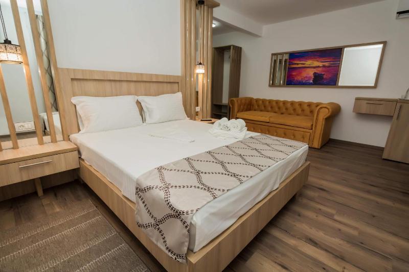 Double Room with Lake View image 4