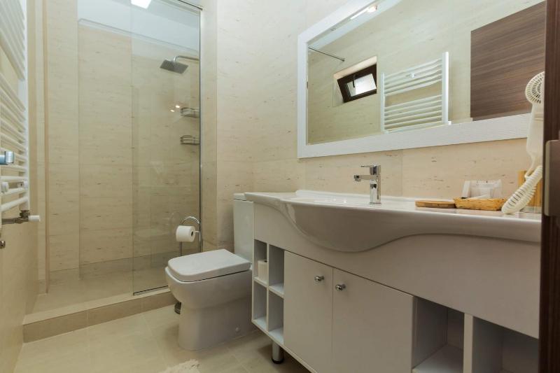 Double Room with Lake View image 2