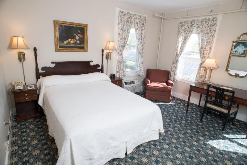 Deluxe Main Inn Room with One Queen Bed image 4