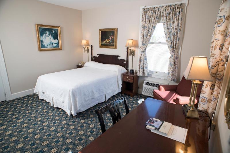 Deluxe Main Inn Room with One Queen Bed image 3