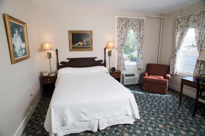 Deluxe Main Inn Room with One Queen Bed image 2
