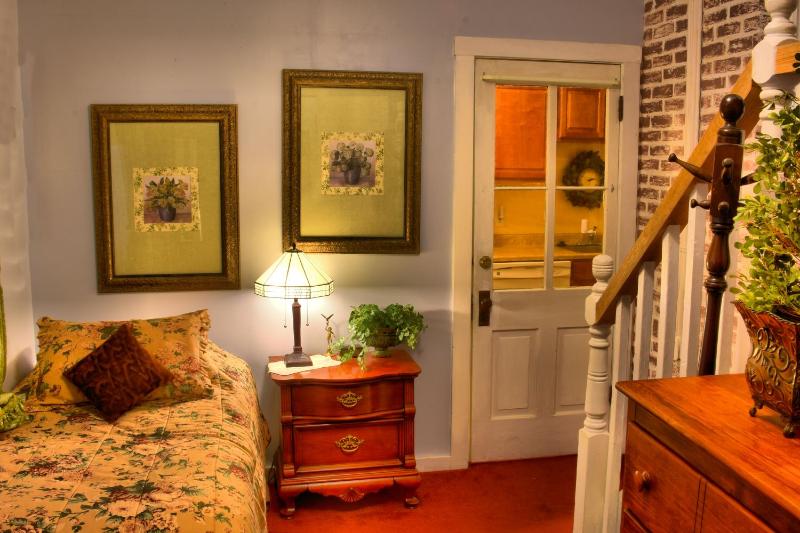 Queen Room with Kitchen image 4
