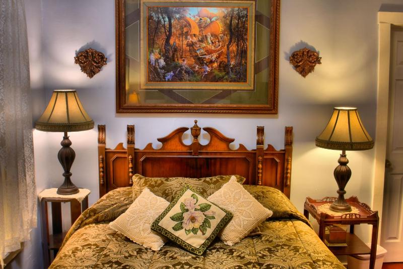 Queen Room with Kitchen image 2