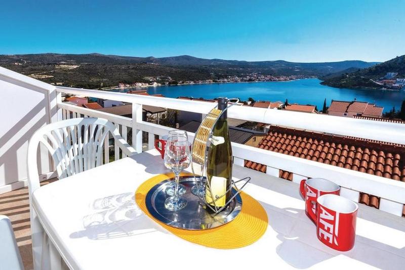 One-Bedroom Apartment with Balcony and Sea View image 1