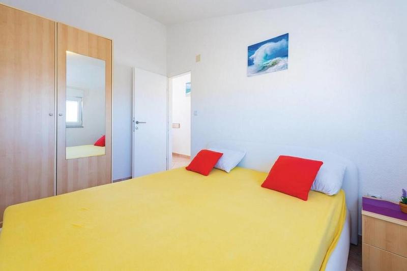 One-Bedroom Apartment with Balcony and Sea View image 3