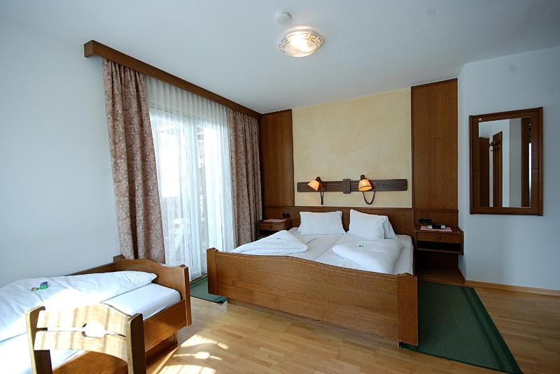 Double Room with Balcony image 2