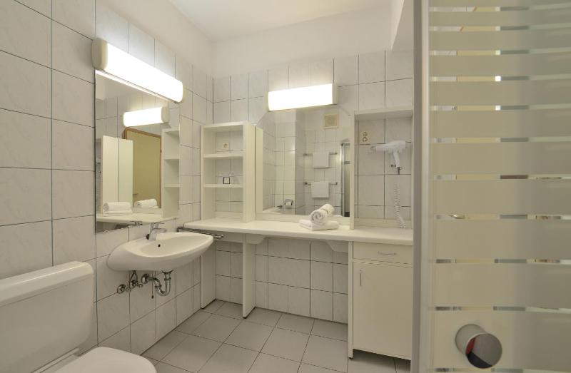 Executive Suite with Lake View image 3