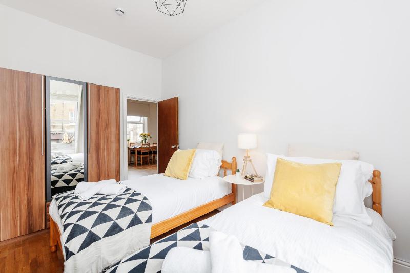 Apartment with Shower image 2