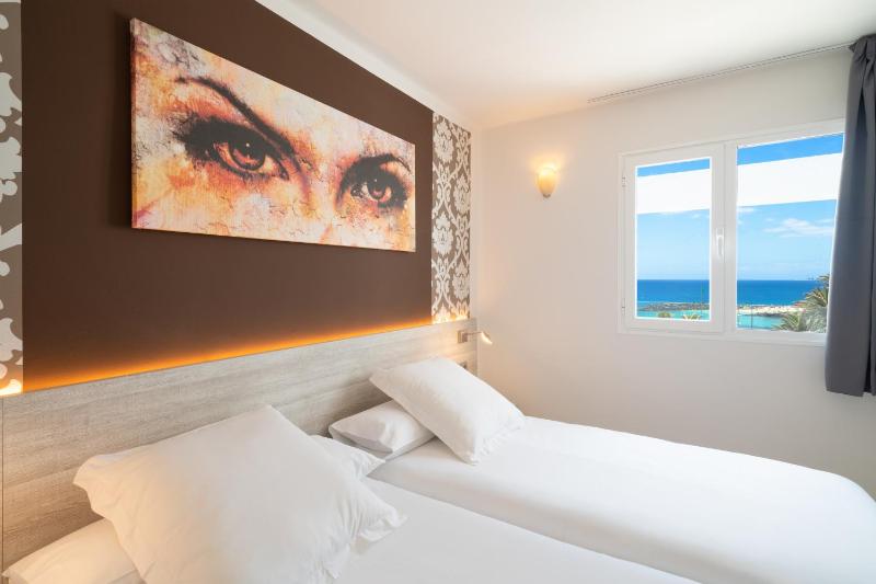 One-Bedroom Apartment with Sea View image 1