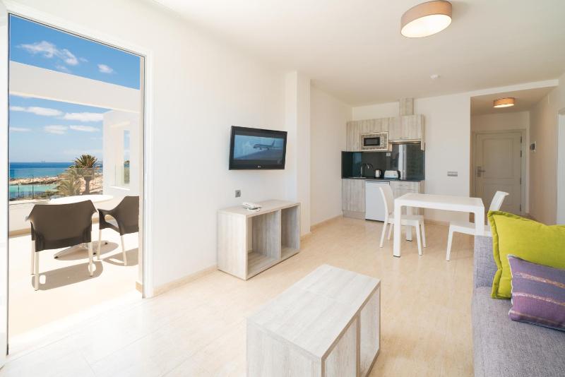 One-Bedroom Apartment with Sea View image 3