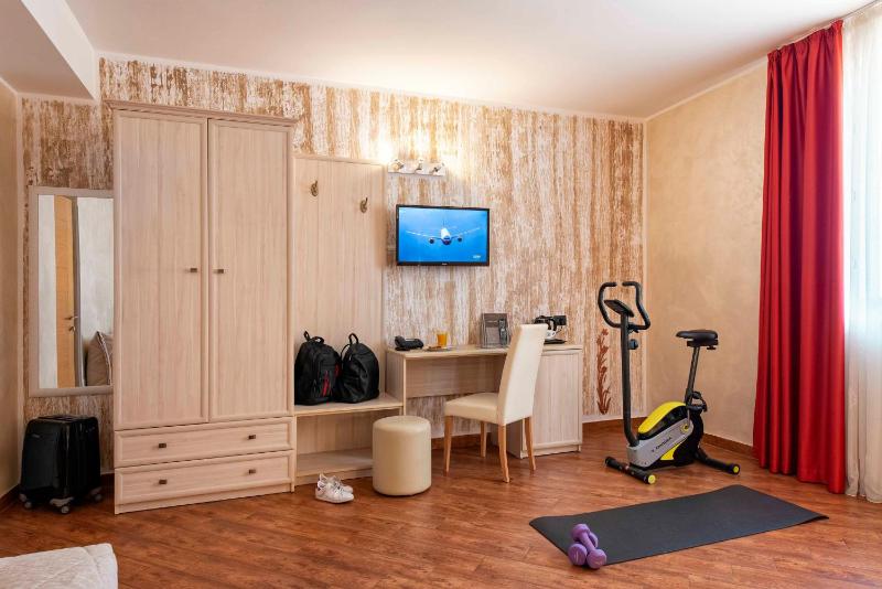 Double or Twin Room image 4