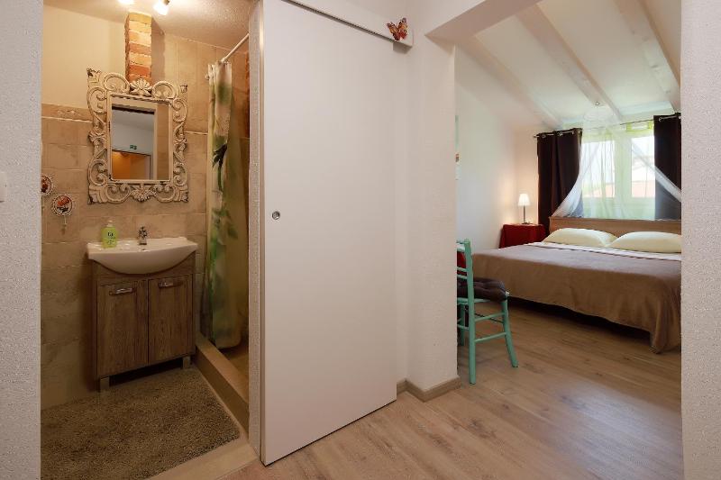Double Room image 4