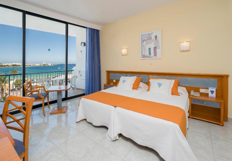 Double or Twin Room with Sea View image 2