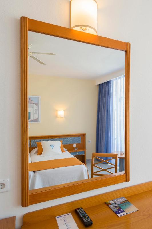 Double or Twin Room with Sea View image 3