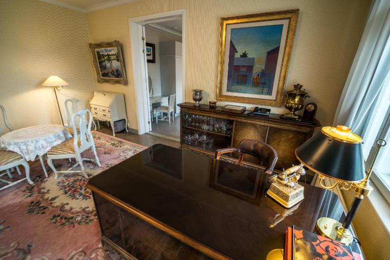 Executive Manor Suite with Sauna image 3