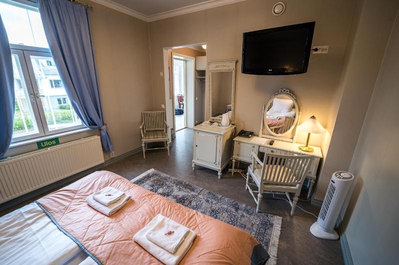 Manor Twin Room image 1